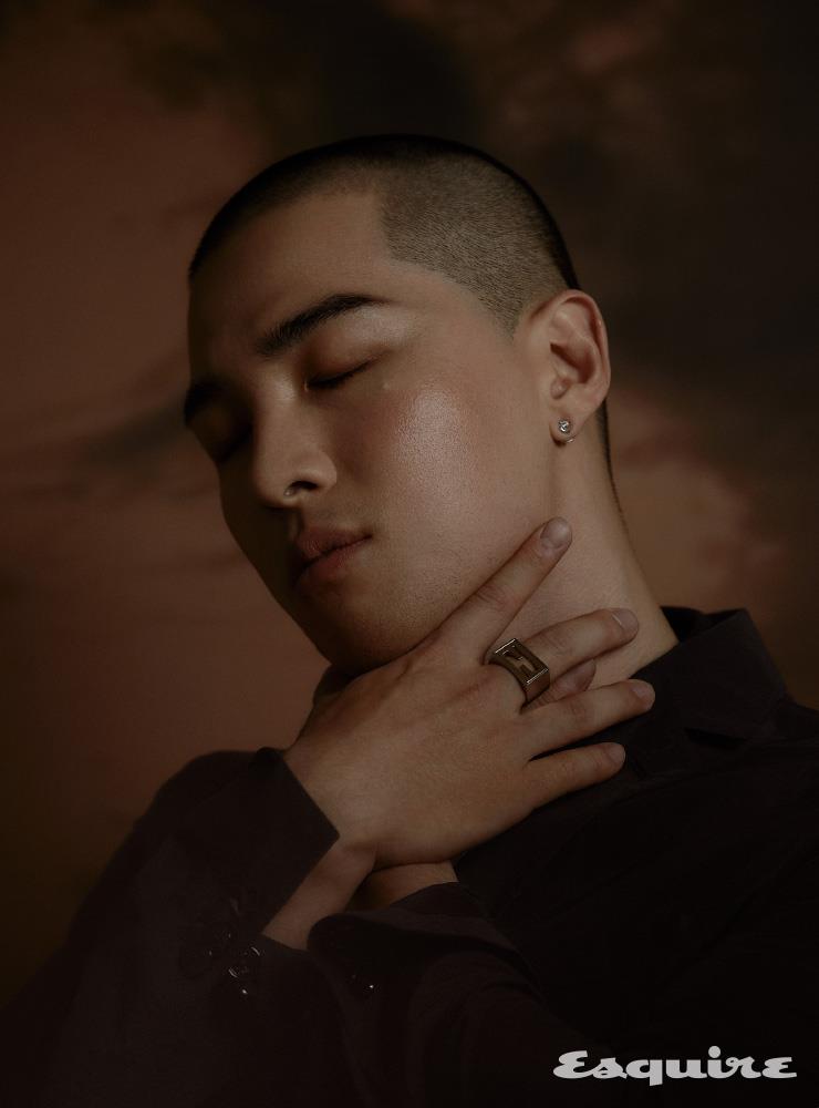 재킷, 니트 톱, 반지 모두 펜디.