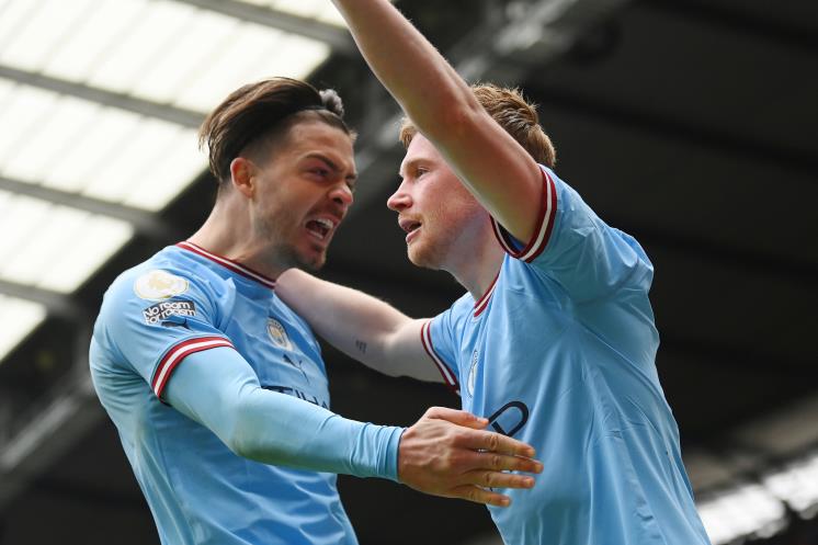 MANCHESTER, ENGLAND - APRIL 01: Kevin De Bruyne of Manchester City celebrates scoring to make it 2-1 with Jack Grealish during the Premier League match between Manchester City and Liverpool FC at Etihad Stadium on April 01, 2023 in Manchester, England. (Photo by Michael Regan/Getty Images)