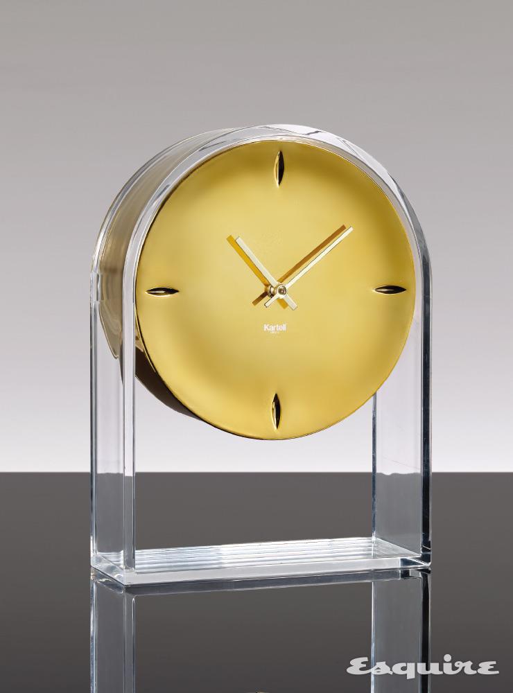 KARTELL. 유제니 퀴틀레(Eugeni Quitllet)가 디자인한 가로 21.5cm, 높이 30cm의 탁상시계. 심플하고 가벼운 디자인으로 모던함을 강조했다. 화이트, 블랙, 레드, 골드 다이얼 버전으로 만날 수 있다. 에어 두 템프 시계 35만6000원 카르텔 by 프레드 시갈.