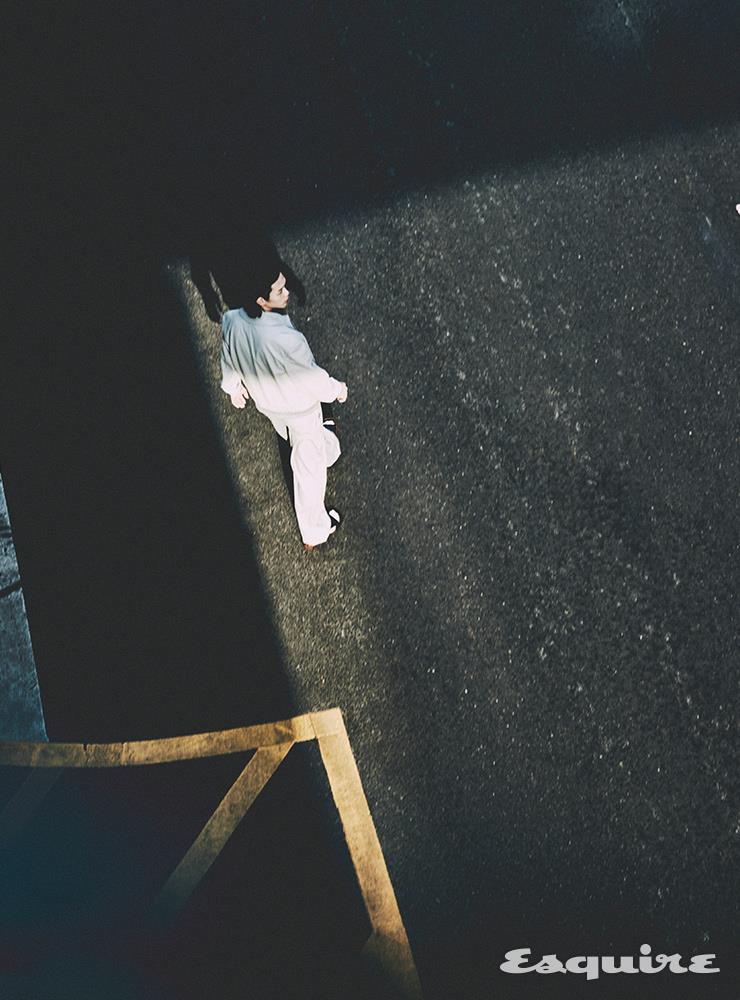 블루종, 팬츠 모두 가격 미정 에르메스. 샌들 131만원 구찌. 삭스 에디터 소장품.