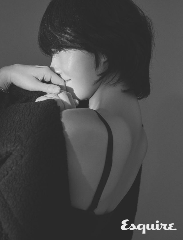 슬립 드레스, 코트 모두 막스마라. 팔찌 불가리.