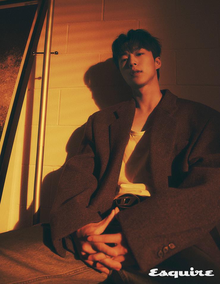 코트 렉토. 슬리브리스 톱 코스. 데님 팬츠 아더에러. 벨트 디젤.