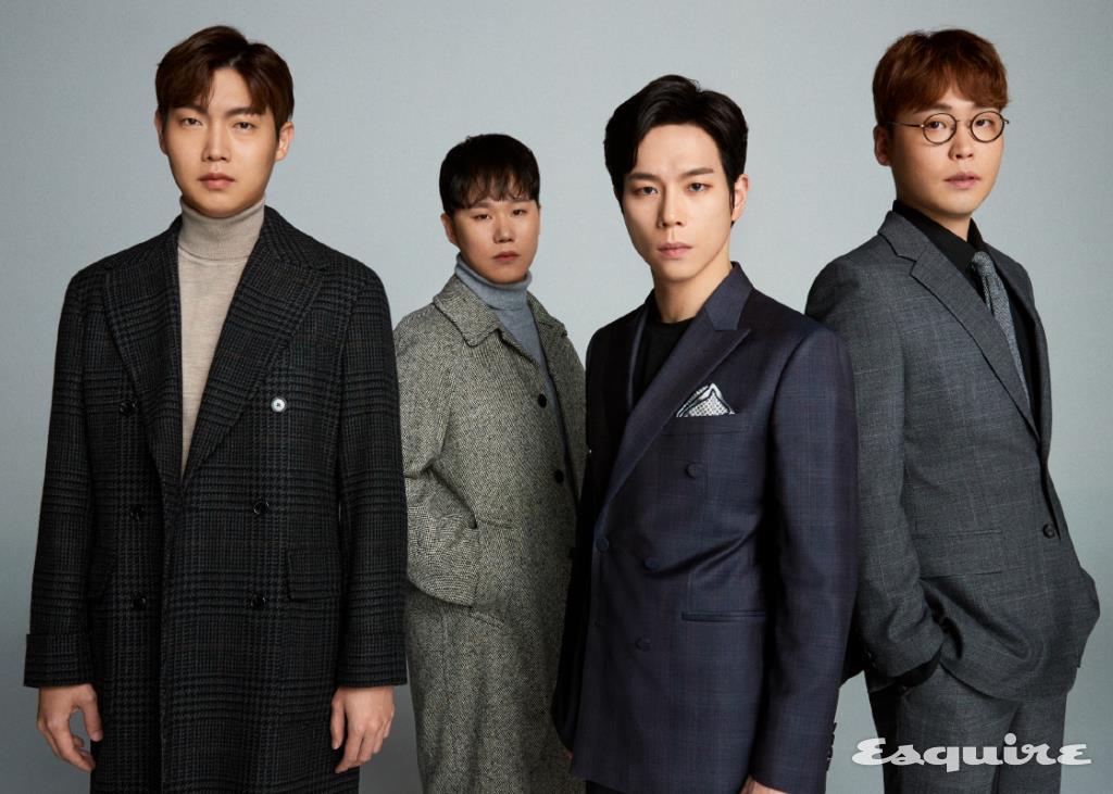 (왼쪽부터) 손태진 더블브레스트 코트 맨온더분. 터틀넥 니트 라코스테. 이벼리 발마칸 코트 산드로 옴므. 터틀넥 니트 스타일리스트 소장품. 고훈정 싱글브레스트 슈트, 톱 모두 본인 소장품. 김현수 싱글브레스트 슈트 송지오 옴므. 셔츠 스타일리스트 소장품. 타이 브루넬로 쿠치넬리. 안경 해지스 by 시원아이웨어.