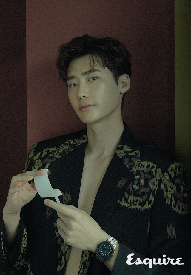 스틸과 세드나 골드 소재 케이스와 브레이슬릿에 블루 다이얼과 블루 베젤을 조합한 오메가 씨마스터 다이버 300M. 재킷 김서룡.