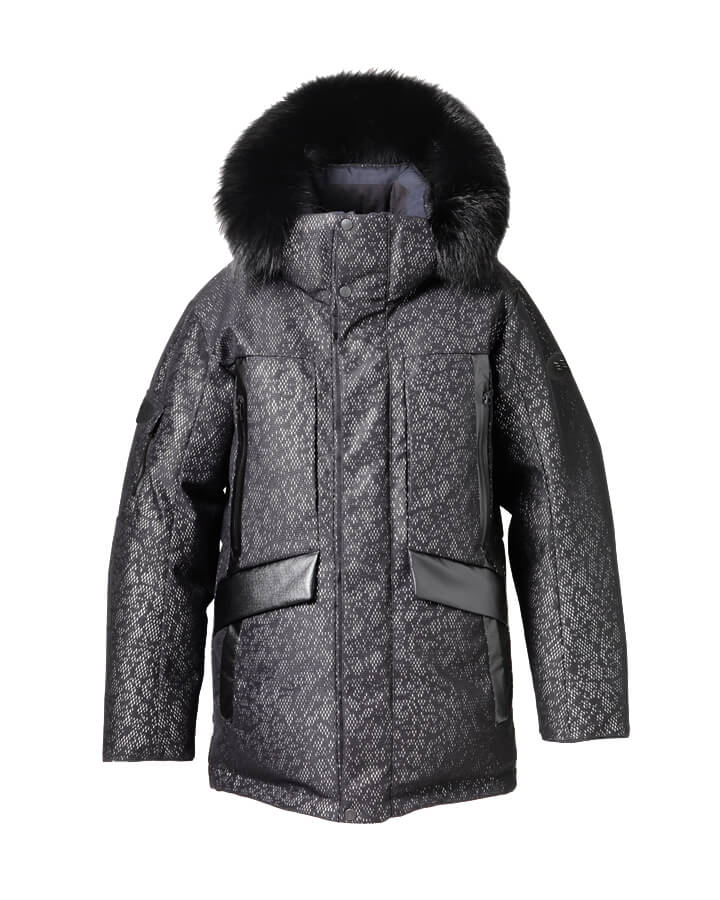 방사열을 흡수해 보온성을 높이는 우주 항공 소재인 트라이자(Trizar)를 사용한 테크니컬 다운 재킷. 후드를 장식한 블랙 폭스 퍼로 고급스러움을 더한 프리미엄 한정 상품이다. 코오롱스포츠, 99만원.