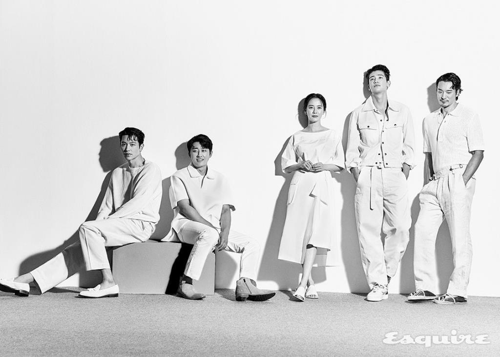 (송종호) 스웨터 발리. 팬츠 캡틴 선샤인 by 샌프란시스코 마켓. 태슬 로퍼 알든. (손호준) 피케 셔츠, 화이트 데님 팬츠 모두 메종 마르지엘라. 첼시 부츠 토즈. (송지효) 화이트 원피스 준지. 슈즈 토즈. (구자성) 재킷, 팬츠 모두 르메르. 슬리브리스 톱 디올 맨. 스니커즈 크리스찬 루부탱. (김민준) 피케 셔츠 산드로. 리넨 팬츠 이스트 하버 서플러스 by 샌프란시스코 마켓. 애스파드리유 구아나바나. 
