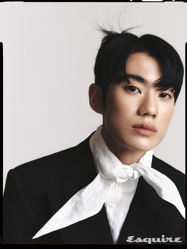  더블브레스티드 재킷, 스트라이프 셔츠 모두 가격 미정 에트로. 