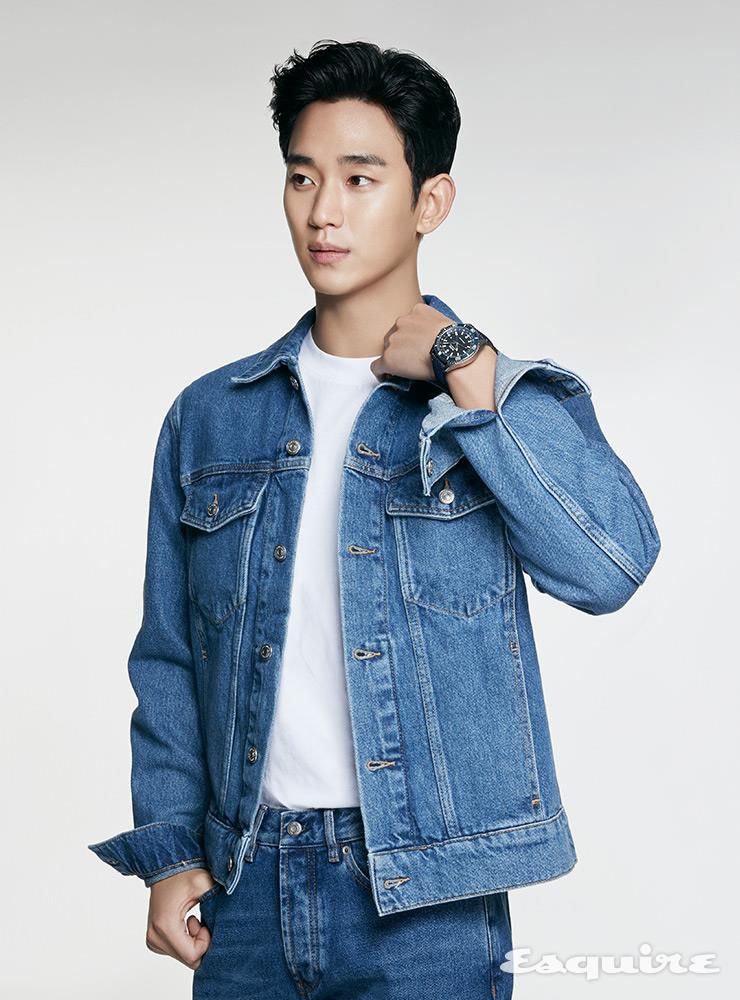 캐주얼한 블루 패브릭 소재와 사파이어 크리스털이 어우러진 디자인. 최대 80시간 파워 리저브 무브먼트를 탑재해 심해에서도 완벽한 가독성을 제공하는 오션스타 GMT. 1백55만원. MIDO