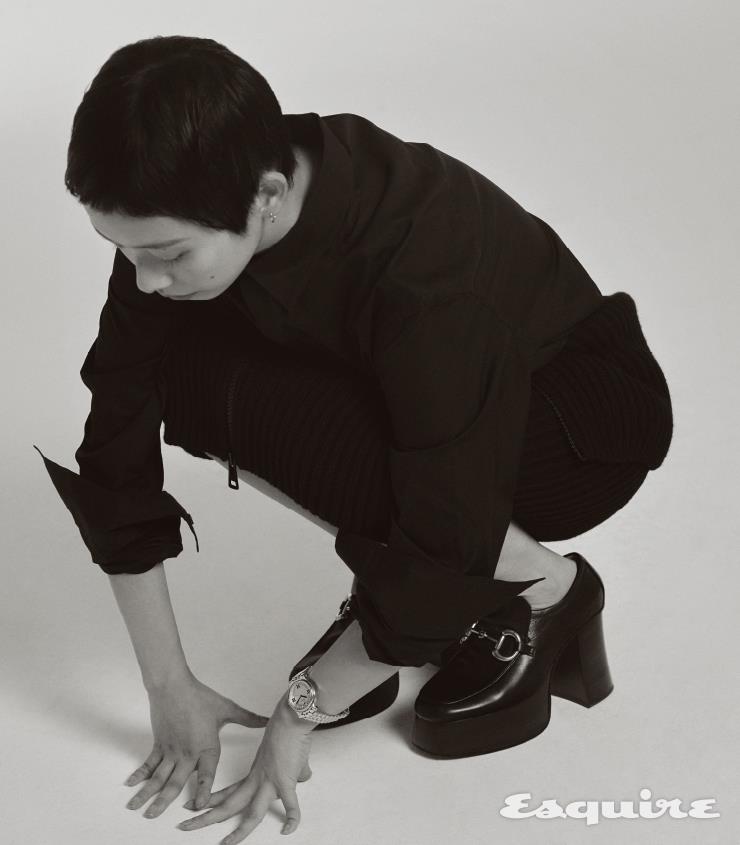 무빙 다이아몬드 장식 해피 스포츠 33mm 오토매틱 무브먼트 1584만원 쇼파드. 네이비 셔츠 60만원대, 니트 스커트 140만원대 모두 토즈. 블랙 로퍼 힐 144만9000원 구찌.