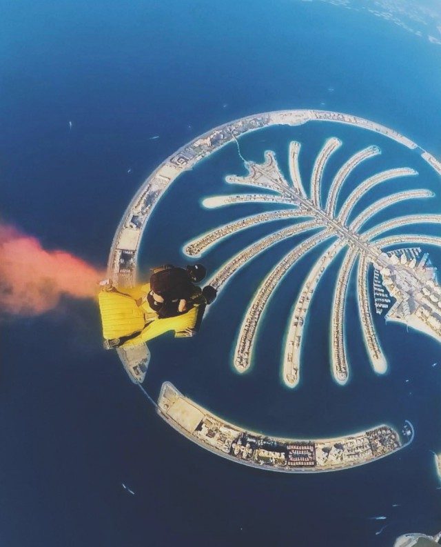 팜주메이라 위에서 떨어지는 스카이다이빙도 두바이에선 꼭 주목할 관광 코스다.