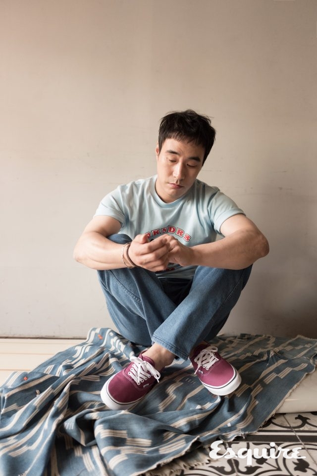 티셔츠 위캔더스. 청바지 하이드아웃. 운동화 반스. 실버 뱅글, 가죽 팔찌 모두 불레또.