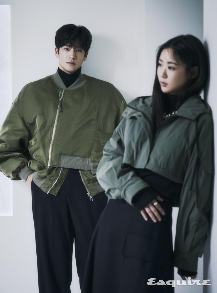 (왼쪽부터) 사선 집업 MA-1 패딩 블루종 가격 미정, 울 터틀넥 스웨터 15만9000원, 테일러드 원턱 팬츠 17만9000원 모두 컴젠. 마이크로 크롭트 후드 점퍼 37만9000원, 소매에 턴업 디테일이 있는 캐시미어 슬림핏 터틀넥 스웨터 15만9000원, 사선 포켓 플레어스커트 가격 미정 모두 컴젠. 네크리스 포트레이트 리포트. 링 스타일리스트 소장품.