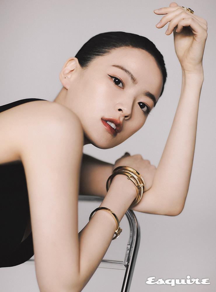 블랙 드레스 알렉산더 맥퀸. 뱅글, 링 모두 티파니.