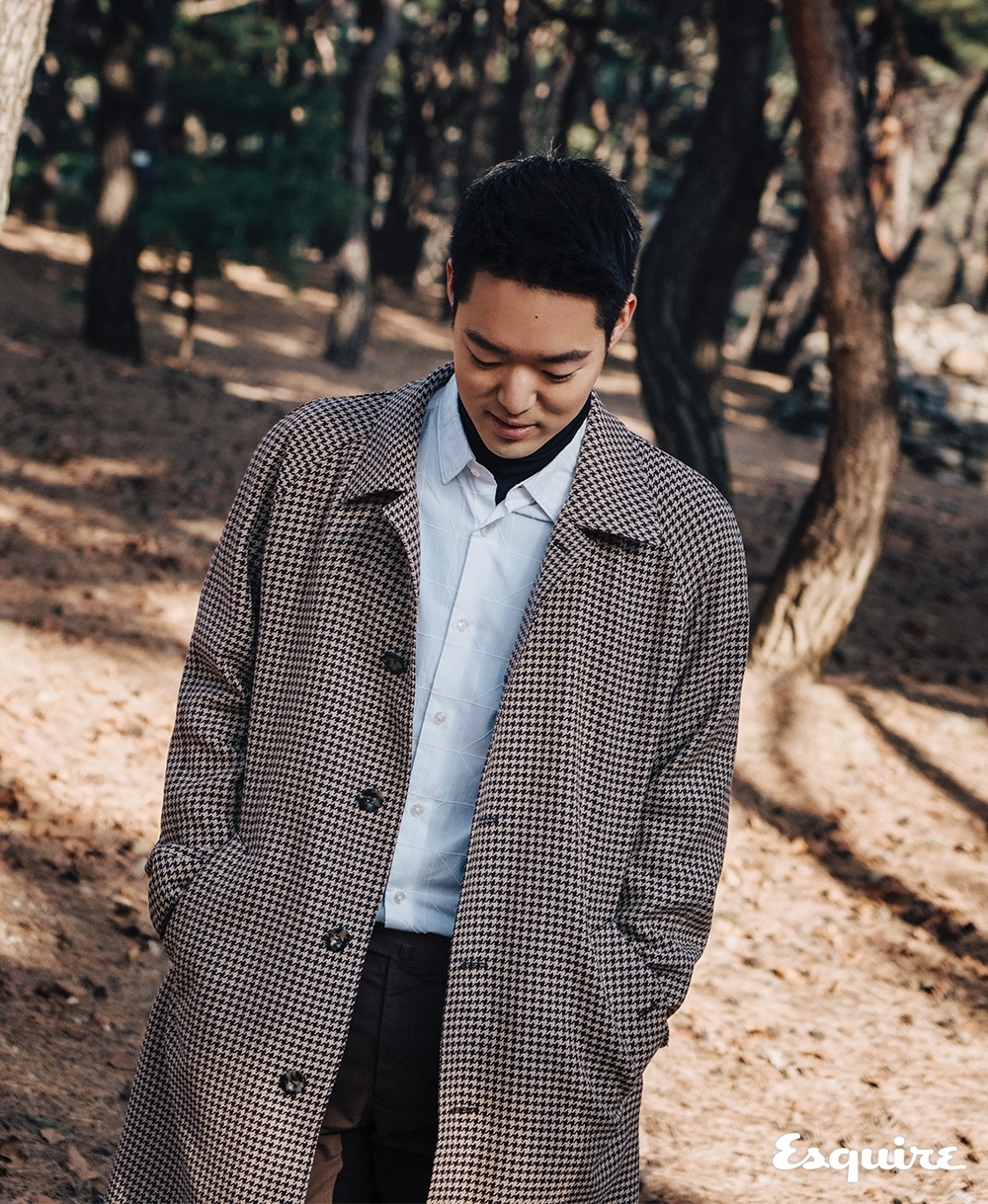 터틀넥 코스. 셔츠 보스. 코트, 바지 모두 로로피아나.