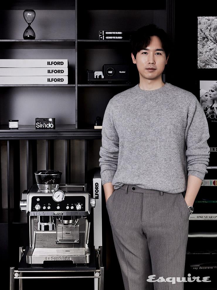 정우철 도슨트와 정우철 도슨트의 첫 번째 커피머신인 드롱기 라스페셜리스타.