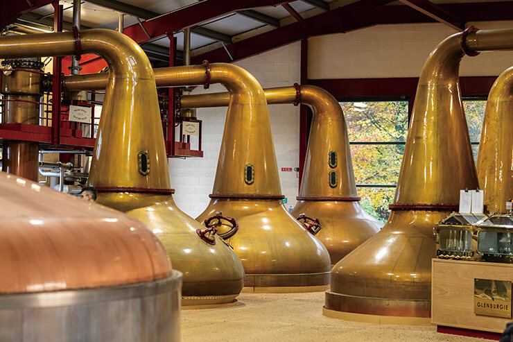 200년이 넘는 역사를 자랑하는 글렌버기 증류소. 발렌타인 위스키의 스타일을 결정짓는 큰 역할을 하는 곳이다.