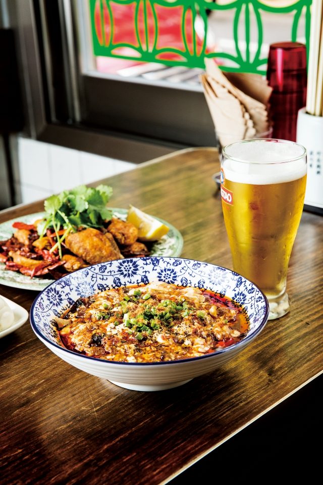 이발관이 있던 자리에 터를 잡은 명성관은 고풍스러운 분위기와 다종다양한 바이주 칵테일, 칵테일에 맞춰 개발한 요리로 남들이 흉내 낼 수 없는 고유한 멋과 맛을 자랑한다.