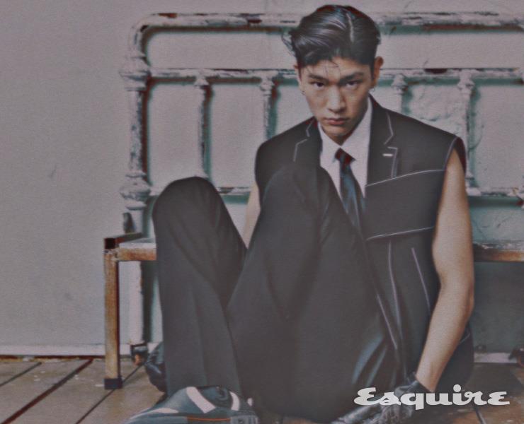 재킷, 셔츠, 팬츠, 스니커즈, 타이 모두 가격 미정 버버리. 글러브 93만원 벨루티 by 미스터포터.