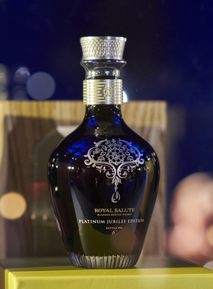 로얄살루트 플래티넘 주빌리 에디션의 디켄터. 147병밖에 생산되지 않았다.