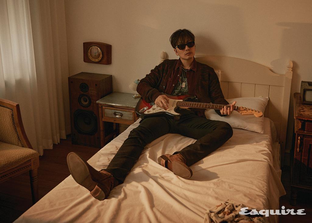 지브러 자카르 패턴 카디건, 디디 그래픽 티셔츠, 레귤러 핏 콜 셔츠, 바워리 핏 데님 팬츠 모두 존 바바토스.