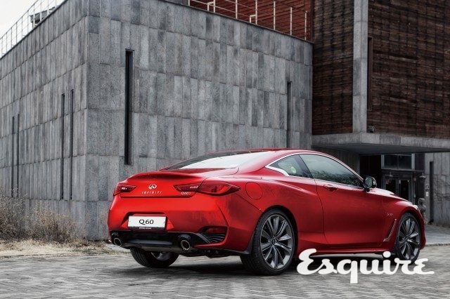 EXTERIORQ60의 외관은 부품의 단순 조합 이상의 덩어리감을 이룬다. 비결은 일본 도치기에 위치한 전용 공장에 있다. 생산 라인에서 일하는 4500명의 작업자 중 일부는 숙련된 장인이다. 이들은 높은 기술적 지식을 바탕으로 Q60의 생산 퀄리티를 높이는 데 도움을 준다. 예컨대 공장안 페인트 부스에서 일하는 장인의 경우 0.1mm 두께의 오차도 찾아낼 수 있다고 한다.