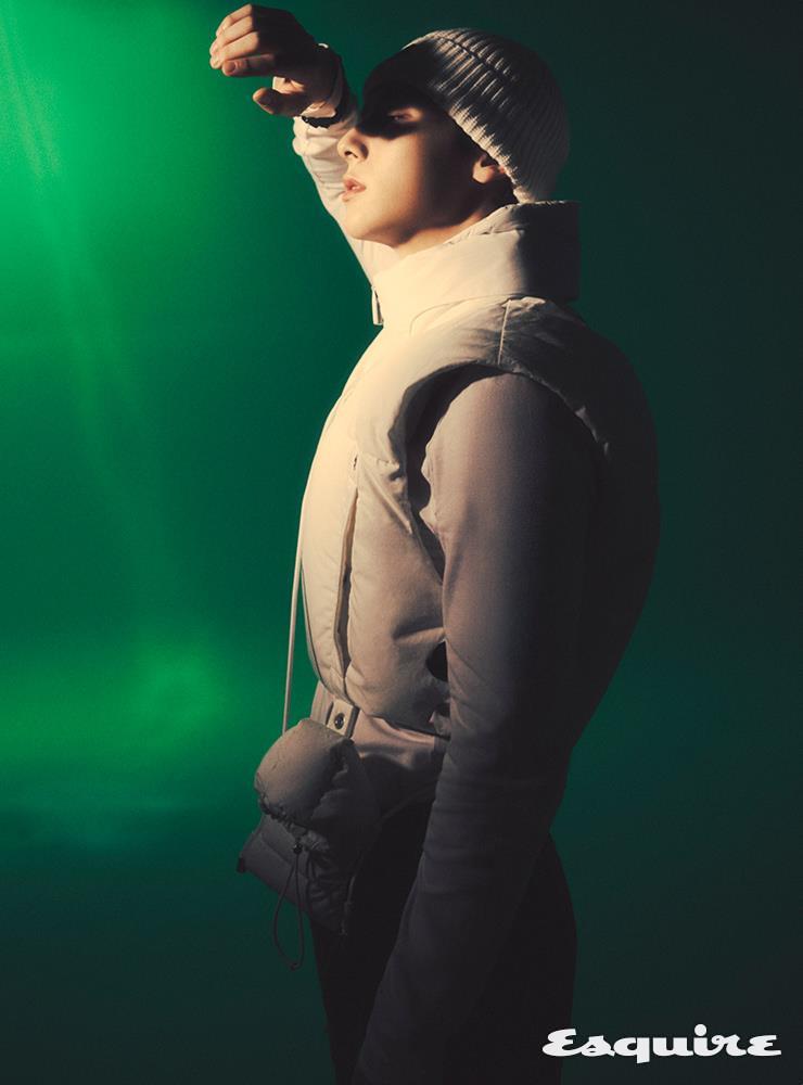 매트한 코튼 소재의 크롭트 슬리브리스 재킷 156만원, 리사이클 코튼 저지 티셔츠 46만원, 지퍼와 메탈 장식이 특징인 양가죽 팬츠 367만원, 울 비니 가격 미정, 퀼팅 휴대폰 케이스 41만원 모두 6 몽클레르 1017 알릭스 9SM.