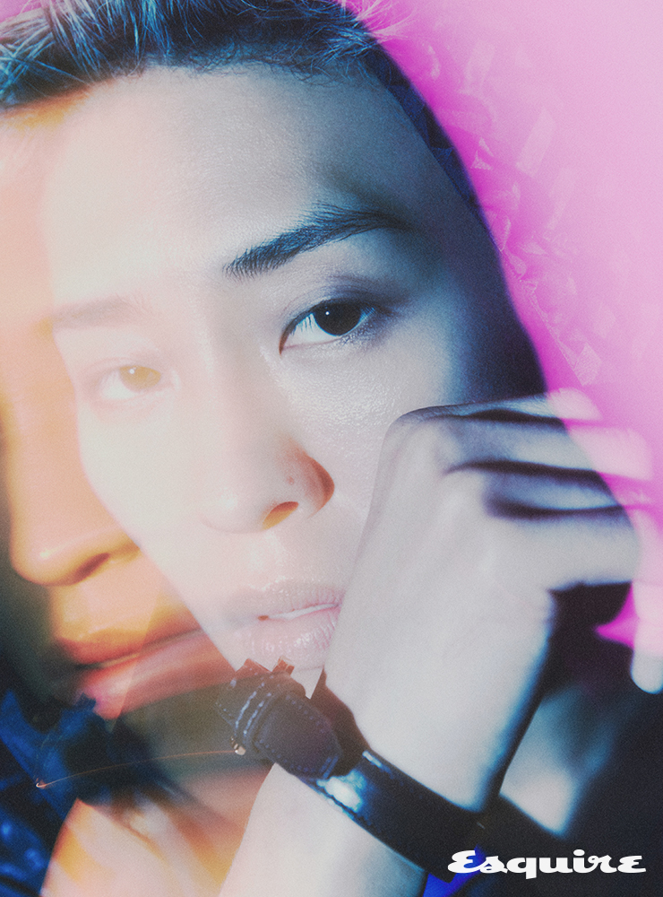 블루 그래픽 프린트 아노락 재킷, 블루 포인트 셔츠, 블랙 레더 브레이슬릿 모두 베르사체.