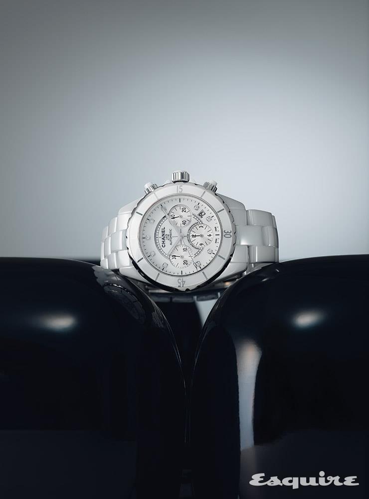 인덱스에 9개의 다이아몬드를 세팅한 화이트 세라믹 소재 J12 크로노그래프 워치 41mm Chanel Watches.