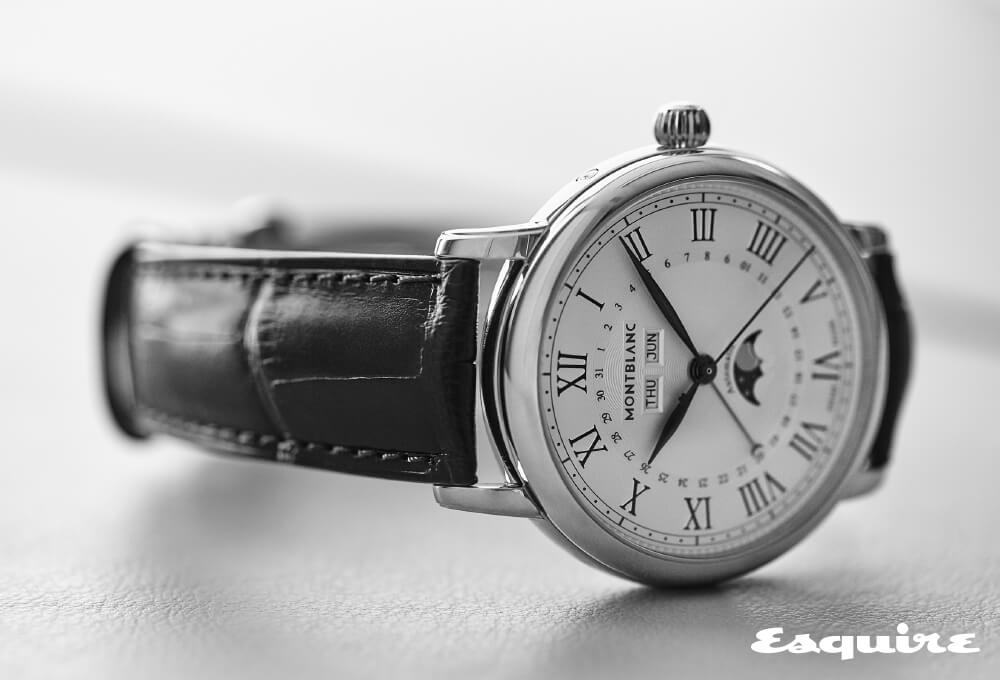 몽블랑을 대표하는 스타 기요셰 패턴과 클래식한 로마자 인덱스의 42mm 사이즈 ‘스타 레거시 풀 캘린더’ 568만원 몽블랑.