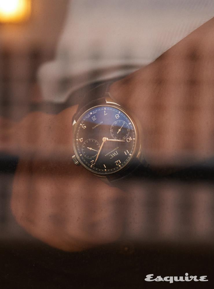 42.3mm 스틸 케이스에 오토매틱 무브먼트를 탑재한 포르투기저 오토매틱 1670만원 IWC. 블랙 데님 팬츠 가격 미정 생 로랑 by 안토니 바카렐로. 탱크톱 에디터 소장품.