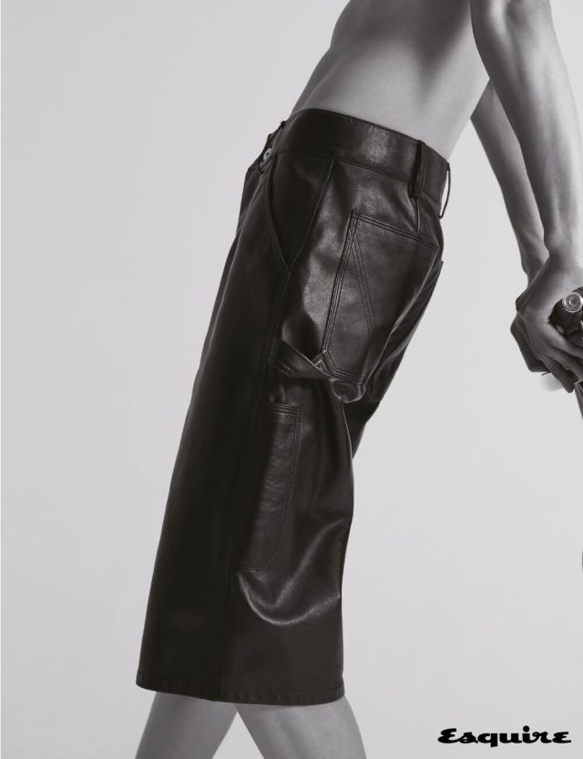 양가죽 소재의 5 포켓 쇼츠 400만원대 보테가 베네타.