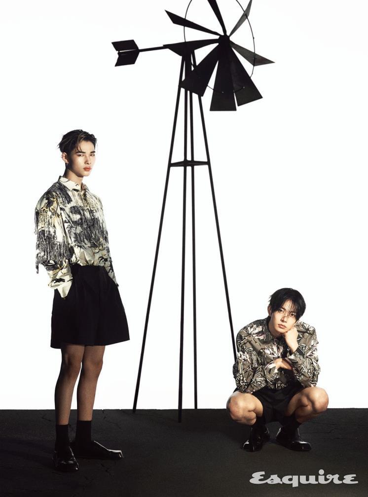 (니키) 프린지 장식 프린티드 코튼 셔츠, 울 쇼츠, 삭스, 레이저 브러시드 로퍼 모두 프라다. (희승) 프린티드 코튼 셔츠, 울 쇼츠, 삭스, 레이저 브러시드 로퍼 모두 프라다.