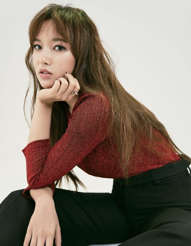 톱, 바지 모두 페이우. 구두 알도. 반지 090팩토리 by 서울패션창작스튜디오.