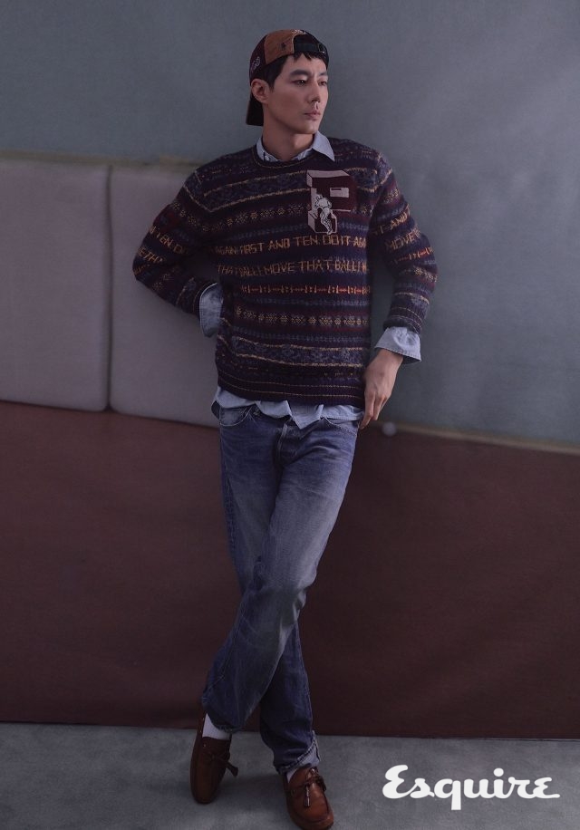 페어 아일 케이블 스웨터, 옥스퍼드 셔츠, 데님 바지, 드라이빙 슈즈, 캡, 양말 모두 폴로 랄프 로렌.