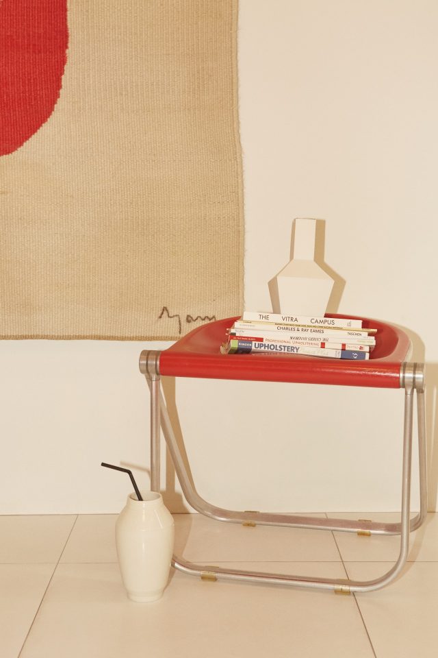 각진 화병 30만원 이정은 by 노영희의 그릇. 의자 앞에 놓은 무문각병 19만원 청송백자.