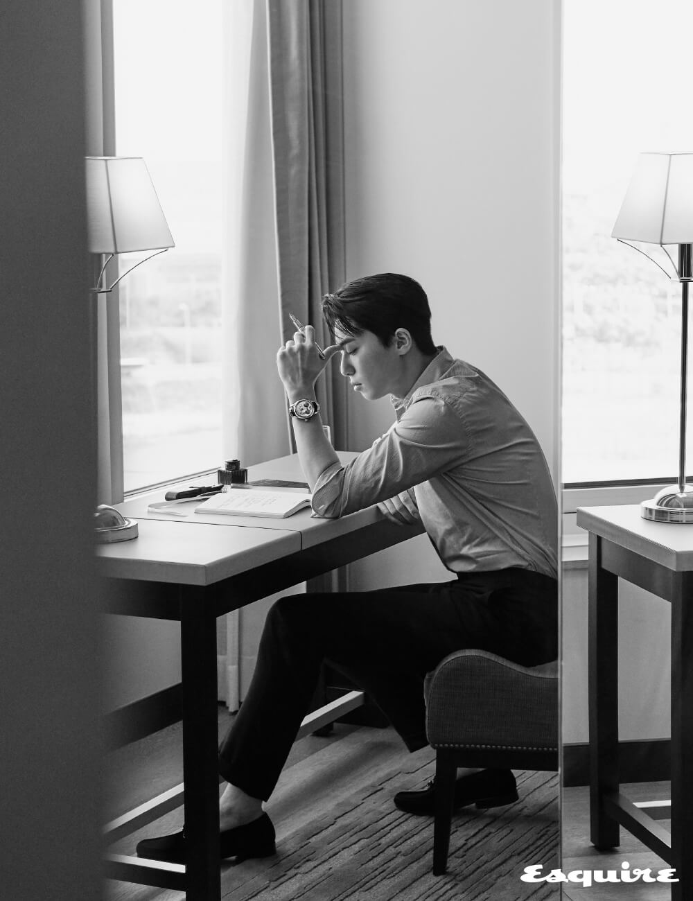 독특한 오프 센터 아워 서클과 크로노그래프로 구성된 ‘스타 레거시 니콜라스 뤼섹 크로노그래프’ 995만원, 에서 영감을 얻은 ‘마이스터스튁 르 쁘띠 프린스 솔리테어 듀에 만년필’ 223만원, 패턴이 각인된 가죽 커버에 골드 포일 디테일을 더한 ‘르 쁘띠 프린스 에비에이터 유선 노트’ 10만원, 간결한 형태의 ‘마이스터스튁 펜 파우치’ 20만원, 갈색 ‘르 쁘띠 프린스 샌드 오브 더 데저트’ 병 잉크 50ml/4만9000원 모두 몽블랑. 셔츠 라르디니. 바지 TBRM by 샌프란시스코 마켓. 로퍼 까르미나 by 유니페어.