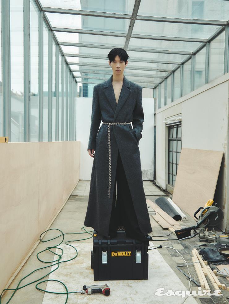 테일러드 코트, 팬츠, 체인 벨트 모두 나욘.