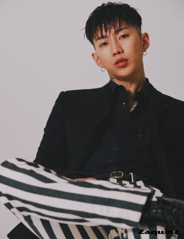 포 버튼 쇼트 재킷, 블랙 셔츠, 스트라이프 스트레이트 데님 팬츠, 아미 부츠, 벨트, 목걸이 모두 생 로랑 by 안토니 바카렐로.