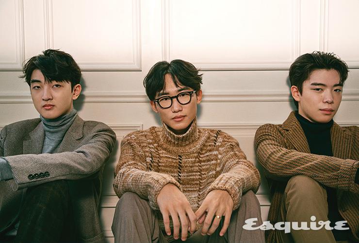 (왼쪽) 체크 패턴 재킷, 터틀넥 스웨터 모두 에르메네질도 제냐. 그레이 체크 팬츠 맨온더분. (가운데) 브라운 터틀넥 스웨터 토즈. 그레이 팬츠 H&M. 뿔테 안경 타르트 옵티컬. (오른쪽) 스트라이프 울 재킷, 네이비 터틀넥 스웨터 모두 치르콜로 1901 by 코에보. 베이지 팬츠 자라.