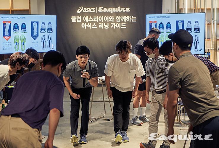 클럽 에스콰이어 멤버들이 간단한 스트레칭을 통해 발의 컨디션을 확인했다.