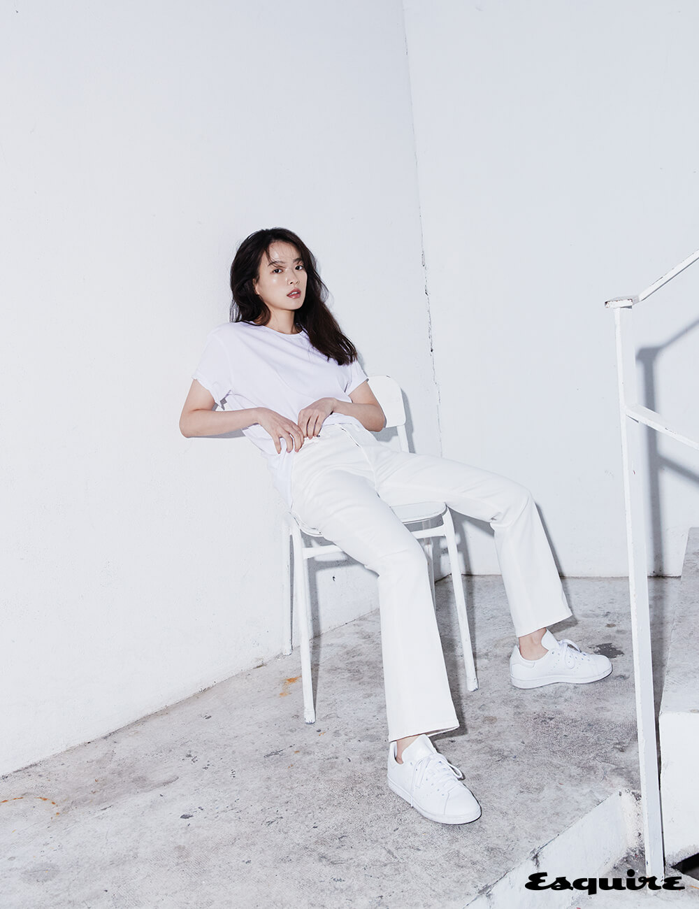 바지 빈스. 스니커즈 아디다스. 티셔츠 스타일리스트 소장품.