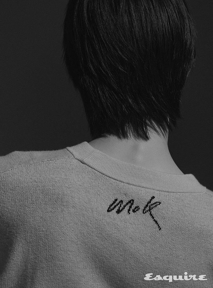 목정욱의 서명이 새겨진 니트 점퍼 11만5000원 COS x MOK JUNGWOOK.