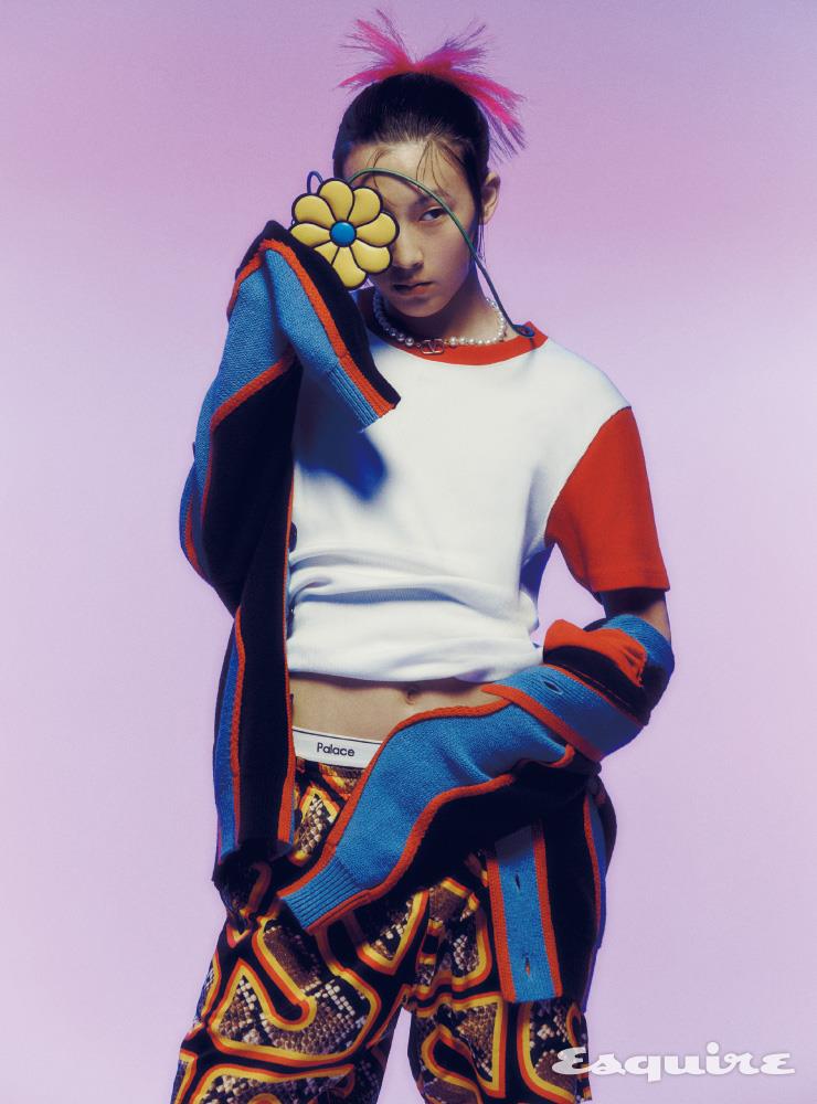 스트라이프 카디건 110만원대 겐조. 티셔츠 가격 미정 아미. 플라워 백참 65만원 1 몽클레르 JW 앤더슨. 펄 네크리스 81만원 발렌티노 가라바니. 스윔 쇼츠, 브리프 모두 에디터 소장품.