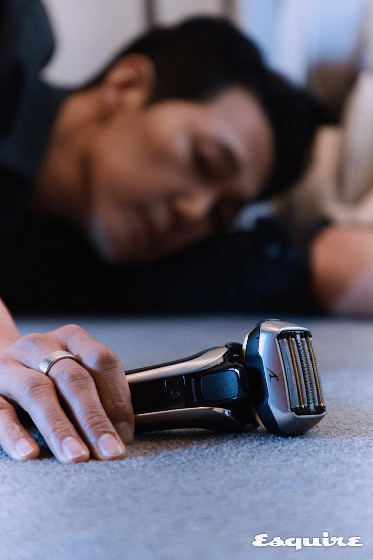  파나소닉 전기면도기 람대쉬 ES-LV9E는 턱 밑의 잔 수염은 물론 뿌리 까지 제거하는 5중날 절삭 시스템이 강점. 스마트 수염 밀도 센서가 수염의 밀도를 파악해 자동으로 파워를 조정하고, 최적의 파워로 피부 자극을 최소화해 부드럽고 깔끔한 면도를 할 수 있도록 돕는다.