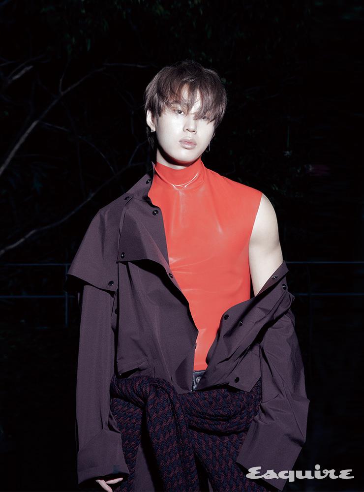 트렌치코트, 허리에 두른 스웨터, 라텍스 톱 모두 지방시.