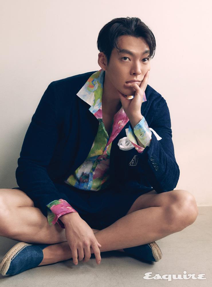 해들리 모노그램 테리 블레이저 100만원대, 플로럴 패턴 리넨 셔츠 50만원대, 테리 비치 쇼츠 40만원대, 리넨 행커치프 가격 미정, 캔버스 에스파드류 50만원대 모두 랄프 로렌 퍼플 라벨.