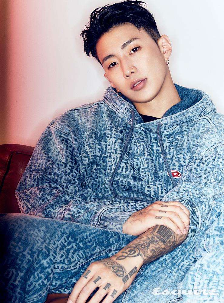 디젤 모노그램 후디, 팬츠 모두 디젤.