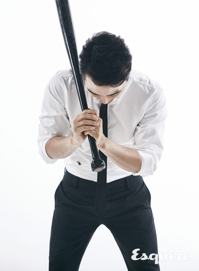 흰색 셔츠, 타이, 검은색 바지 모두 가격 미정 디올 옴므.