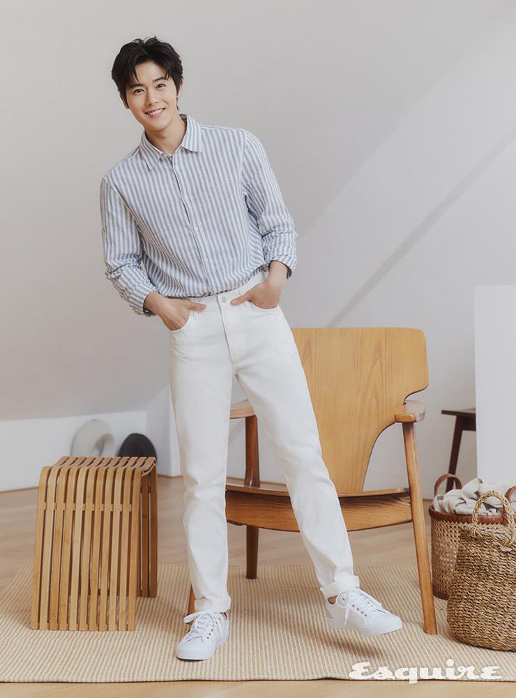 스트라이프 리넨 셔츠 3만 4900원, 화이트 팬츠 2만 9900원, 화이트 스니커즈 2만 9900원 모두 H&M.