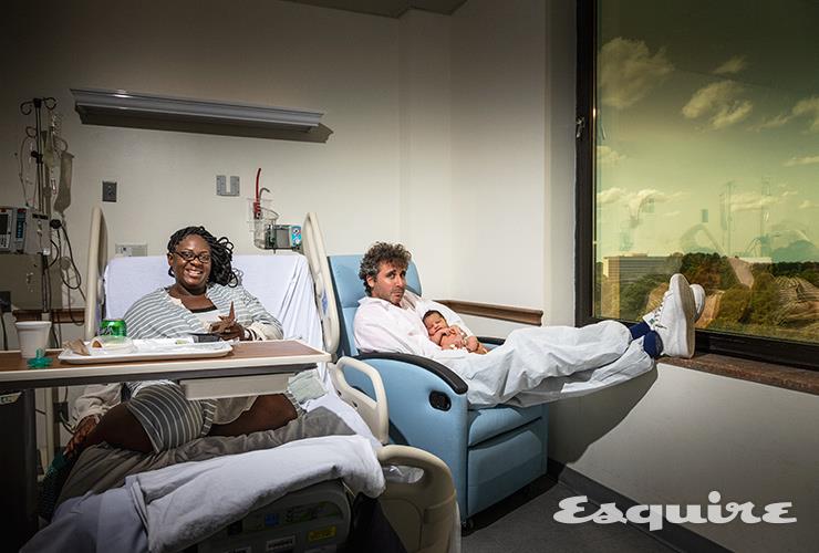 엄마, 친부, 그리고 신생아.